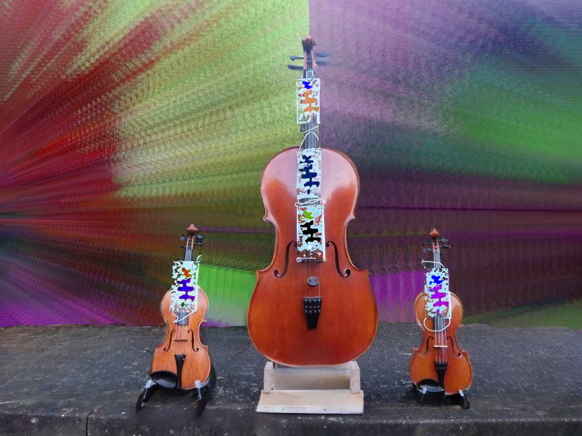Ein Cello mit zwei Geigen an einem Ende des Bahngleises. Lockdown. Keine Konzerte möglich.