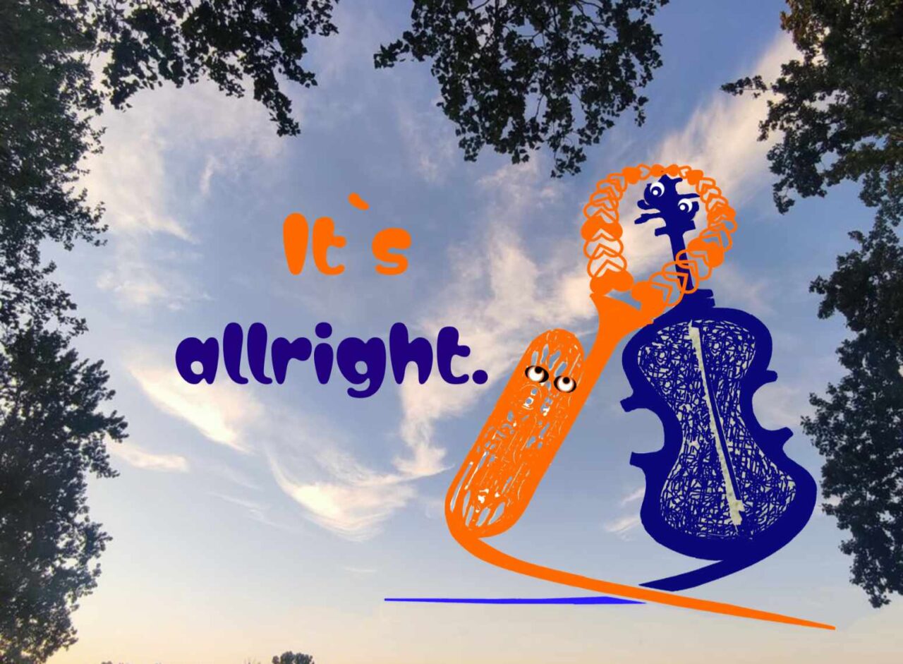Alles in Ordnung symbolisiert das Bild. Unter einem Baumbogen sind orange Tuba und violetter Kontrabass sich in den Armen.