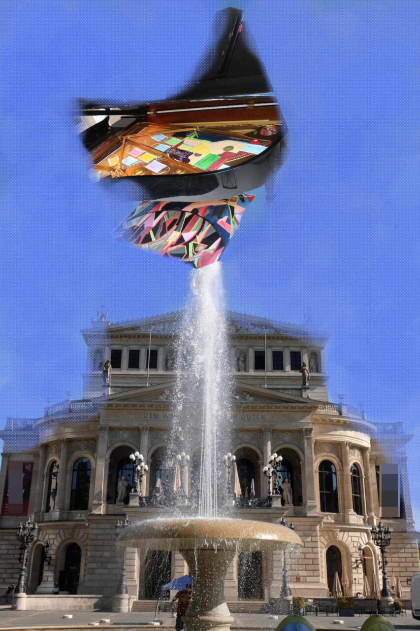 Alte Oper Frankfurt am Main. Fliegender Klavierflügel mit ffp2-Masken in Resonanzraum