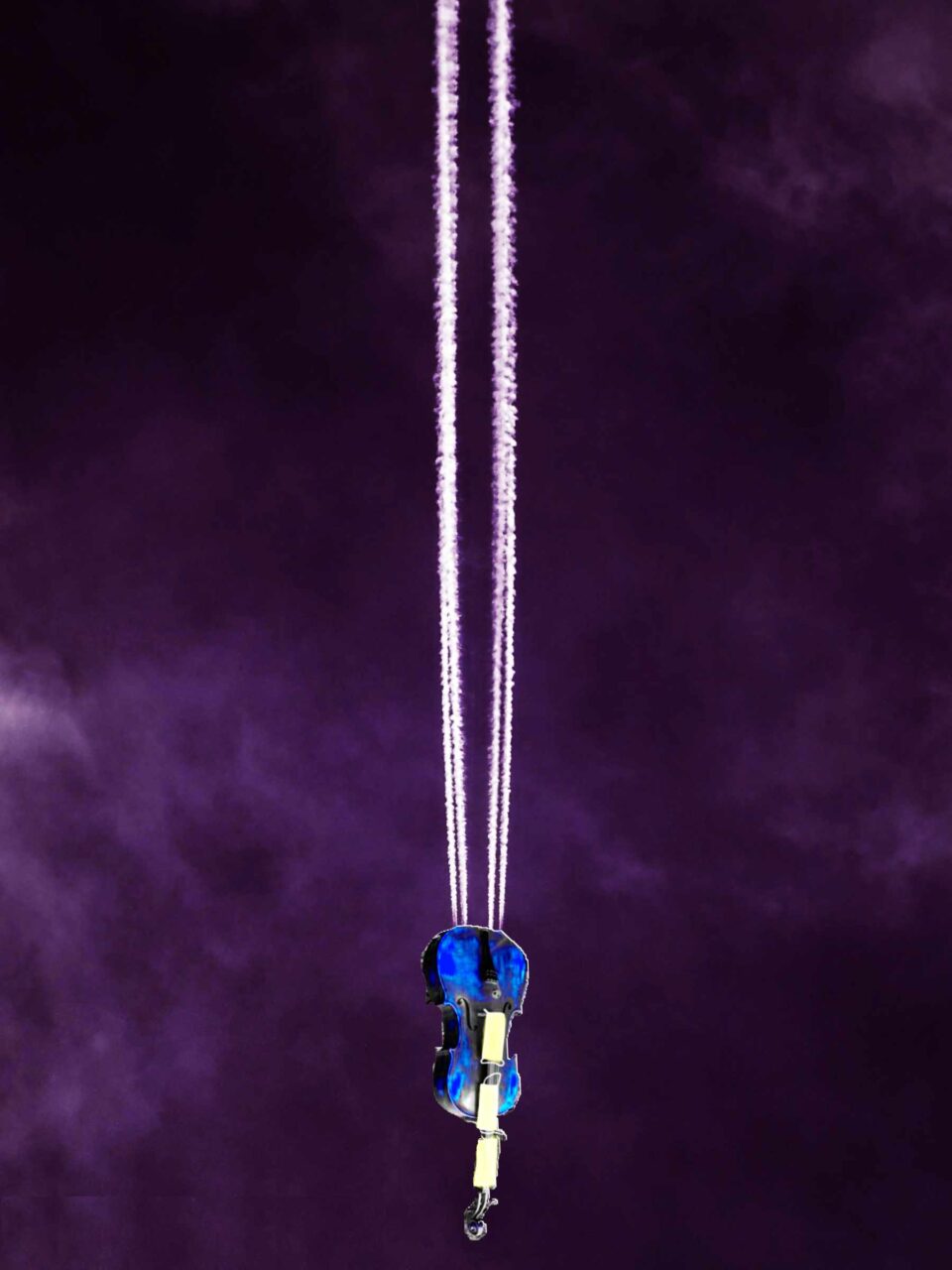 Ein Cello mit Kondensstreifen am dunkelvioletten Abendhimmel. Form eines Reissverschlusses.