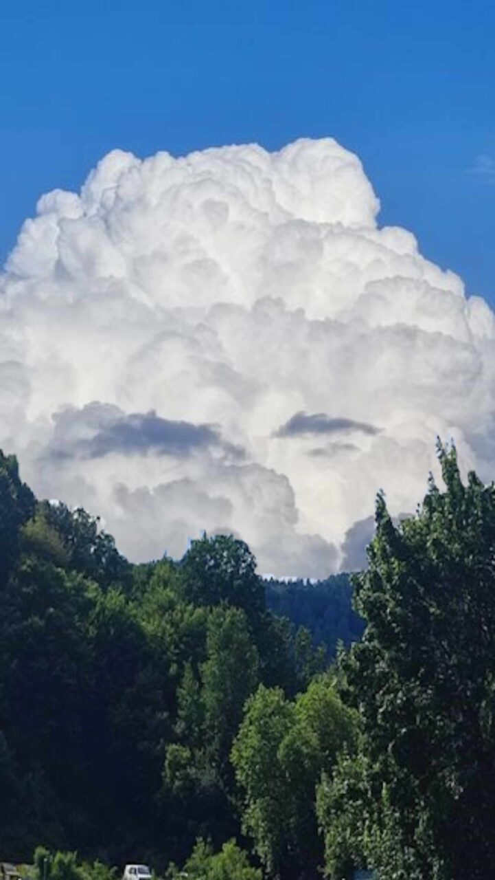 Wolken bilden nach einem Gewitter ein Old-Western-Style-Face mit Zigarre.