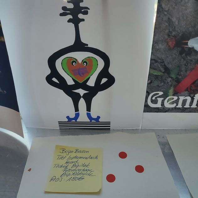 Viele rote Punkte für eine Aufnahme der Fotodesigns von Bojan Basson in die Ausstellung Wildwuxx