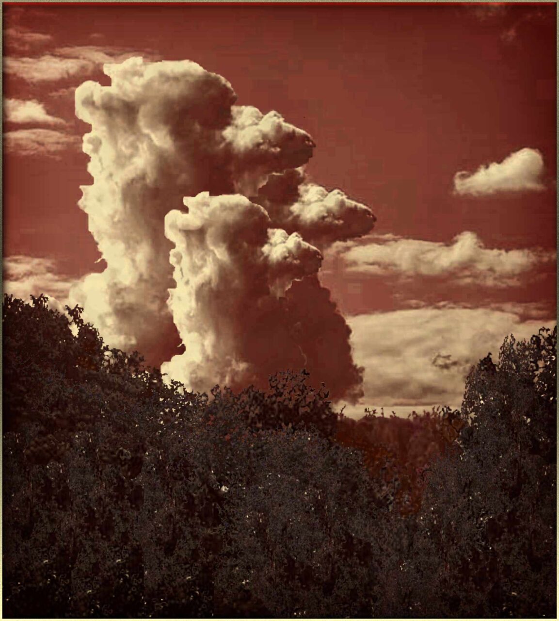 Cloudurjan und Freunde im heißen Sommer über dem Odenwald. Sie wollen auch Regen, brauchen ihn zum Leben. Rötlicher Himmel über ihnen, trockener fast kaminroter Wald unter ihnen.