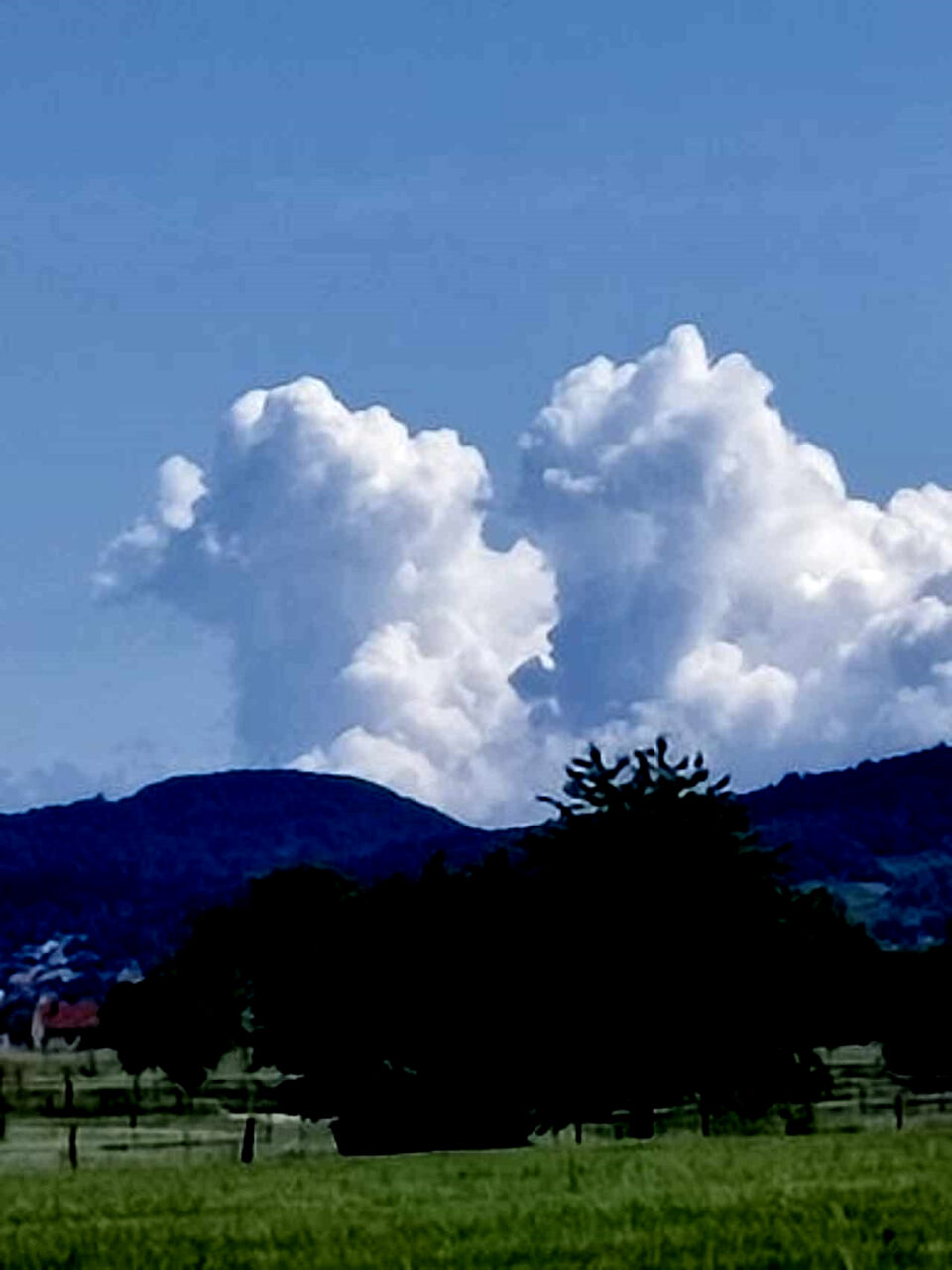 Wolken wie zwei Wölfe über der Bergstraße.