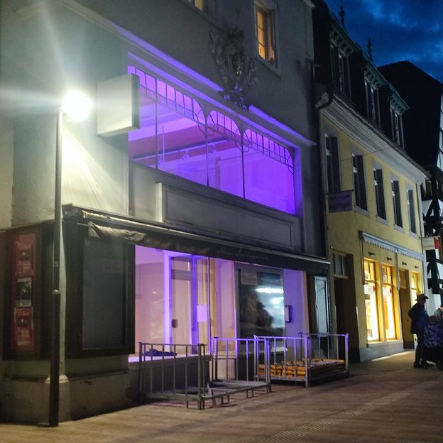Kellereistr. 10a, violett beleuchtet am frühen Abend des 11. September 2026, Wiedereröffnungsfeier nach jahrelanger Sanierung der Innenstadt, Jugendstilhaus