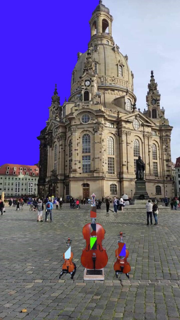 Dresden Frauenkirche. Himmel geteiltes Blau an Kirchturmspitze. 3 Streicherinstrumente auf Platz vor Frauenkirche als Fussgänger, Menschen.