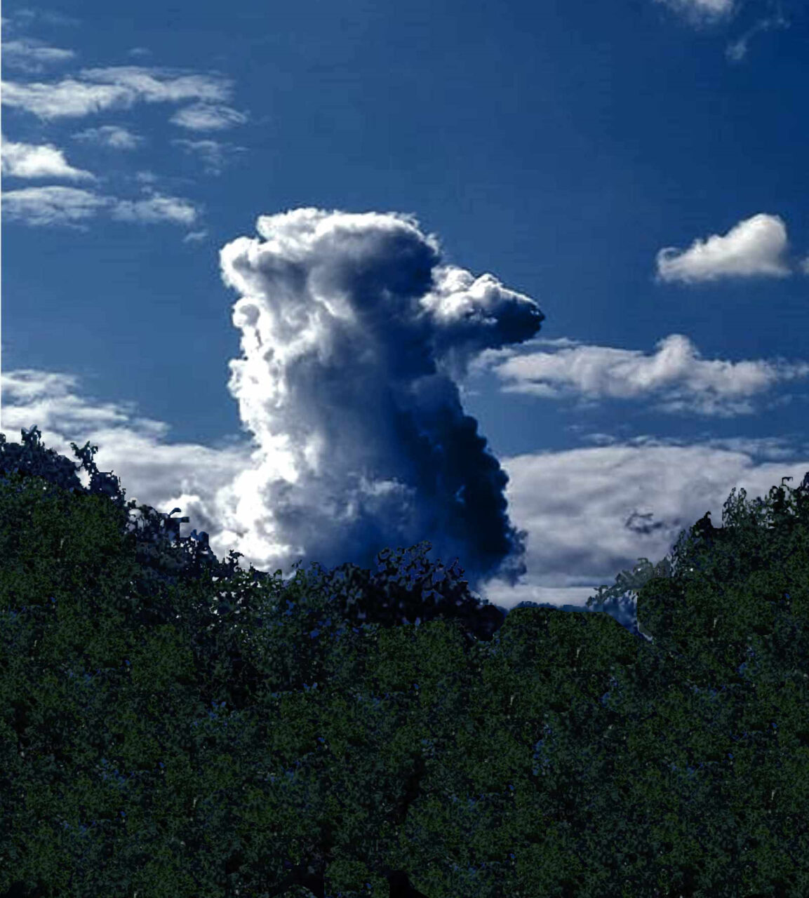 Cloudurjan über dem Odenwaldkamm bei Eberbach, Blick Richtung Darmstadt. In Hessen war gerade ein Gewitter aus Westen durchgezogen, die Bergstraße war nicht direkt betroffen. Da steigt ein Wolkenalpaka auf über dem Odenwald. Danke an diese wunderbare Natur.