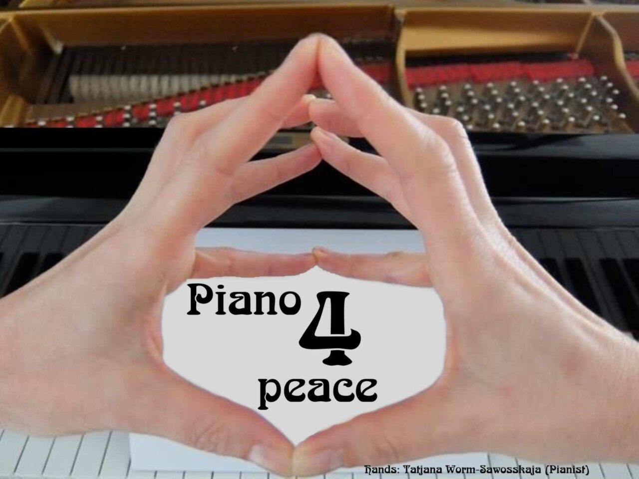 Merkel Raute. Darin steht: "Piano 4 peace" - Leise für den Frieden.