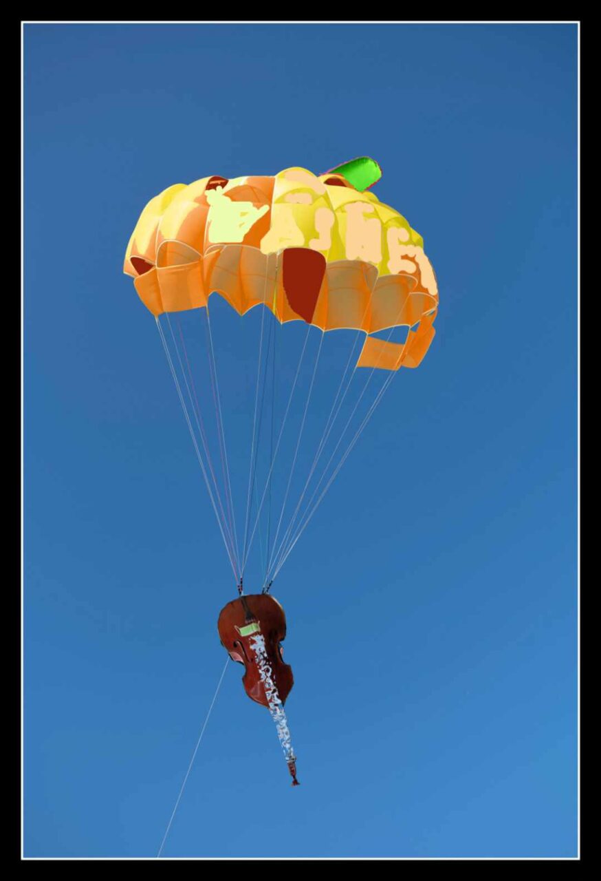 Ein Ballon fliegt einen schweren Kontrabass durch die Himmelslüfte.