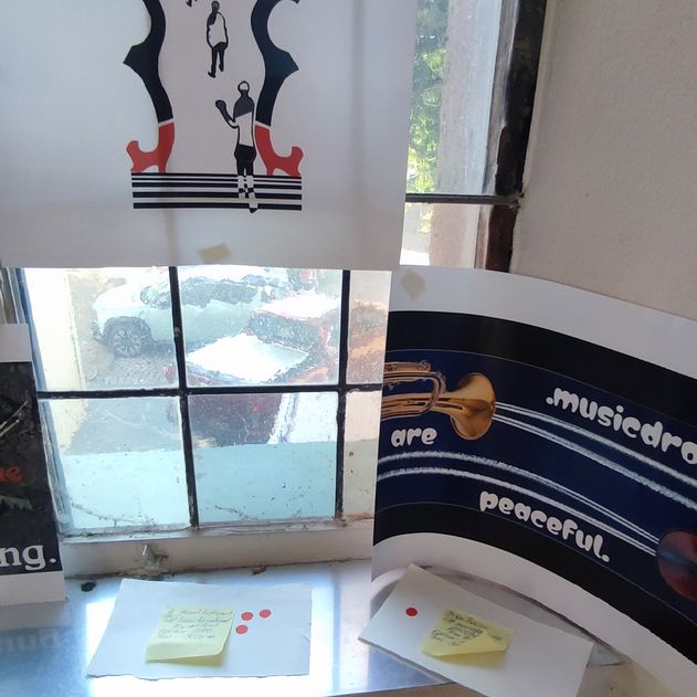 Fotodesigns ello Querschnitt mit roten Stöckelschuhen und Trompete, Kontrabass als Flugzeuge mit Kondensstreifen, für Ausstellung Wildwuxx, Bad Duerkheim, Burgkirche